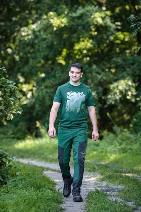 Profesjonalne spodnie robocze 81-293-XXL łączą trwałość, lekkość i stylowy wygląd do pracy w trudnych warunkach.