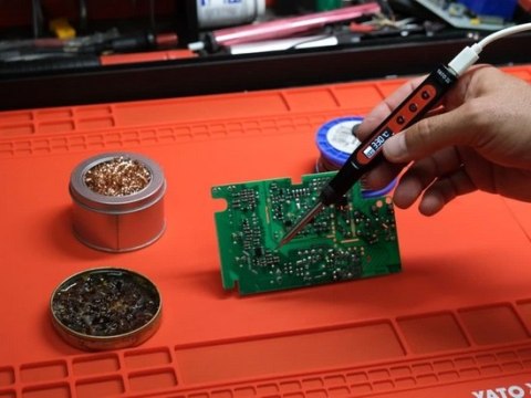 Zdjęcie pokazujące lutowanie nitownica cyfrowa