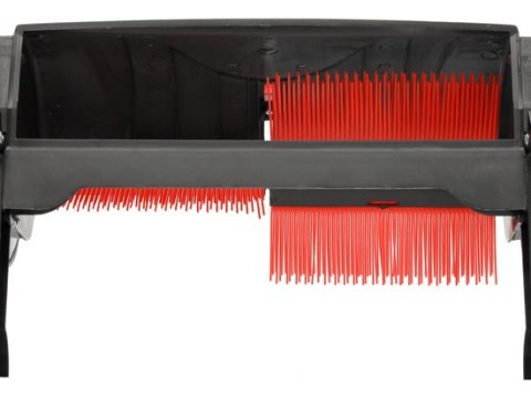 Cztery nylonowe szczotki skutecznie zbierają trawę i liście z powierzchni.