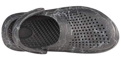 CXS TREND 43 wyróżnia się perforowaną cholewką, która umożliwia swobodną cyrkulację powietrza.