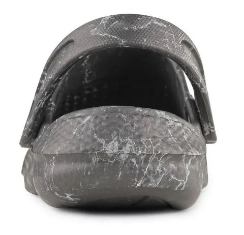 Chodaki CXS TREND 44 zapewniają stabilność dzięki paskowi na piętę i antypoślizgowej podeszwie.