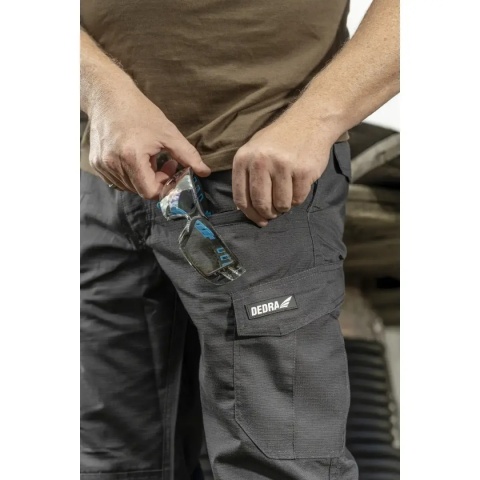 6 funkcjonalnych kieszeni, w tym tylne na rzep.