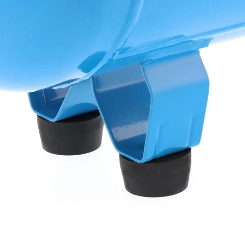 Kompresor olejowy posiada stopki gumowe zapobiegające przenoszeniu drgań na podłoże