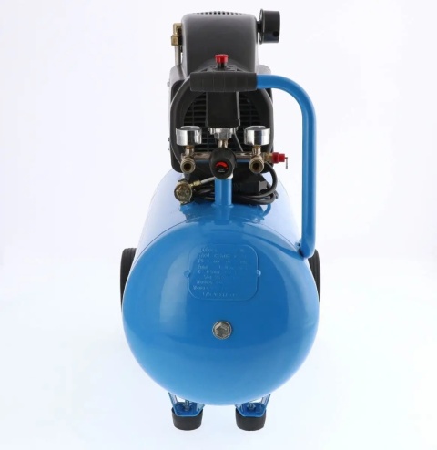 Kompresor olejowy posiada 🔌 2 szybkozłącza uniwersalne – jednoczesne podłączenie dwóch narzędzi