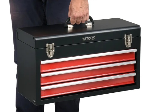 Skrzynka narzędziowa posiada antypoślizgowy uchwyt