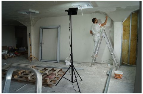 Idealna do oświetlania sufitów, ścian i dużych pomieszczeń.