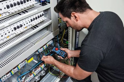 Bosch 601077400 GFM 1000-15 – multimetr cęgowy dla elektryków i HVAC.