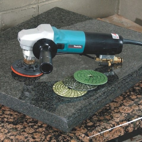 Urządzenie wyposażone w funkcję łagodnego rozruchu i system anty-restart.