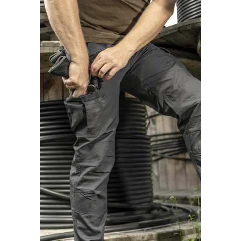 Podwójna warstwa materiału na kolanach.