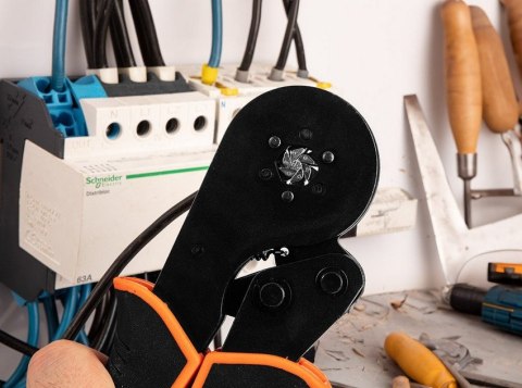 01-548,6 kamieni, stal 40Cr, certyfikat 1000V. Idealne dla elektryków i instalatorów. Trwałość i precyzja w jednym narzędziu