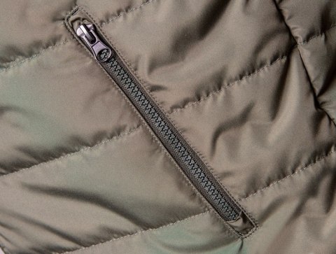 Bezrękawnik CAMO z czterema kieszeniami, w tym dwiema zapinanymi na suwak.