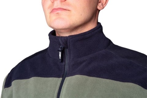 Wzór camo i nowoczesny krój nadają jej atrakcyjny, miejski wygląd.