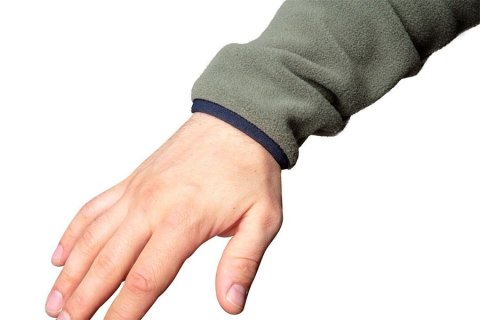 Lekka konstrukcja i elastyczny materiał zapewniają swobodę ruchów.