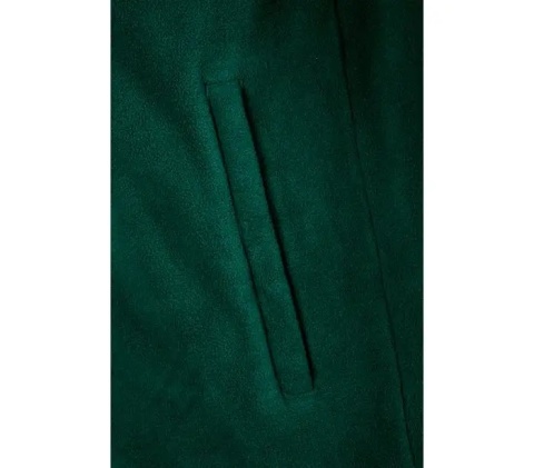 Kieszeń ,osłona podbródka i wydłużony tył zwiększają komfort pracy.