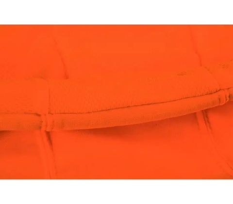 Dwuwarstwowy kołnierz i kaptur chronią przed chłodem i wiatrem.