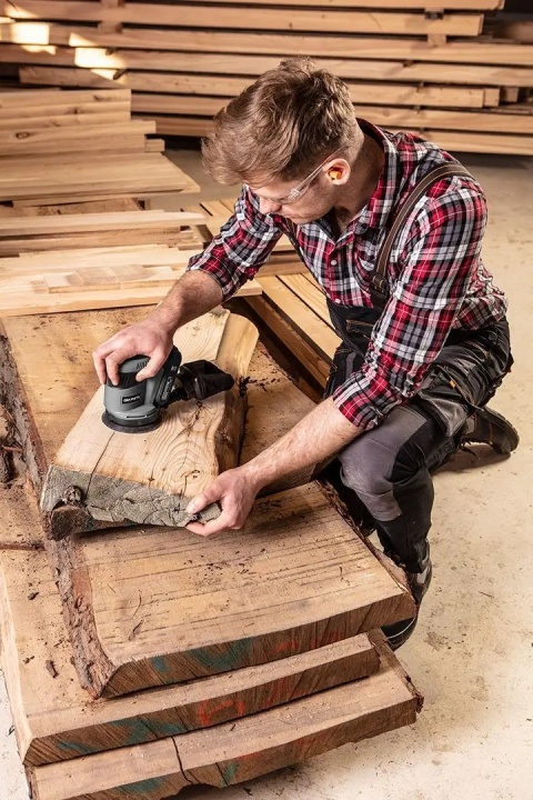 Model 81-540-L łączy funkcjonalność odzieży roboczej z miejskim stylem.