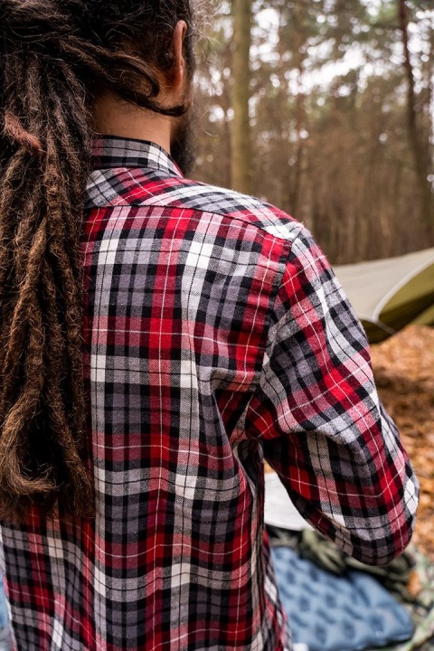 Klasyczna krata nadaje koszuli uniwersalny, ponadczasowy charakter.