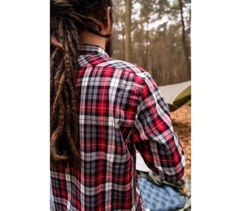 Klasyczna krata nadaje koszuli uniwersalny, ponadczasowy charakter.