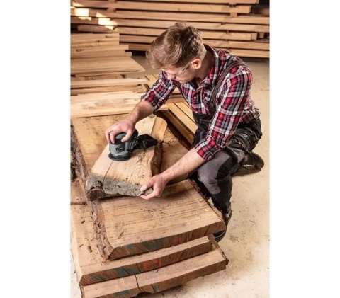 Model 81-540-M łączy funkcjonalność odzieży roboczej z miejskim stylem.