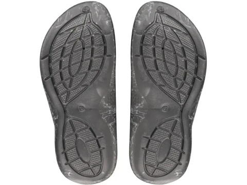 Antypoślizgowa podeszwa zapewnia stabilność na mokrych i suchych powierzchniach.