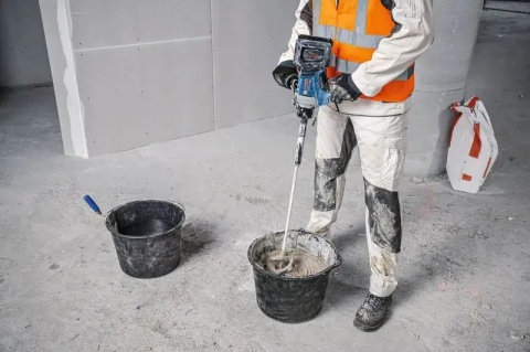 Mieszadło Bosch GRW 18V-120 w zestawie z przedłużką i kluczami montażowymi.