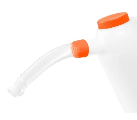 Elastyczny lejek z zaślepką ułatwia precyzyjne nalewanie bez rozlewania.