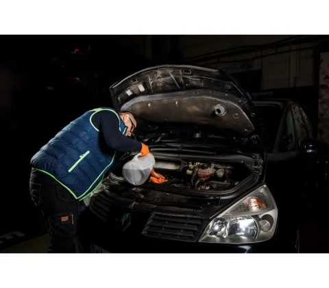 Pojemność 5L – idealna do odmierzania i nalewania płynów eksploatacyjnych.