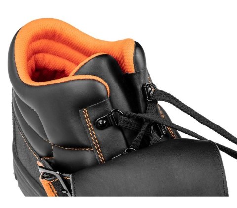 Zapięcie na klamrę z osłoną sznurowadeł – ochrona przed rozżarzonymi iskrami.