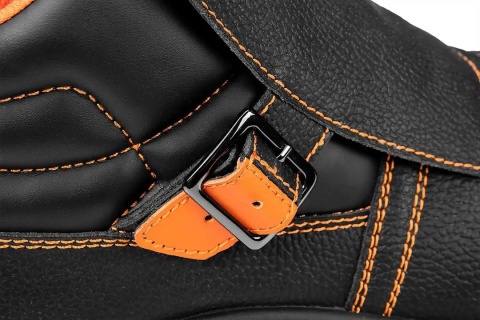 Osłona sznurowadeł i pasek z klamrą zabezpieczają przed iskrami i żarem.