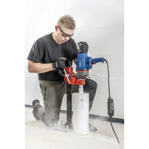 Wiertnica Dedra z silnikiem 2300 W i płynną regulacją prędkości.