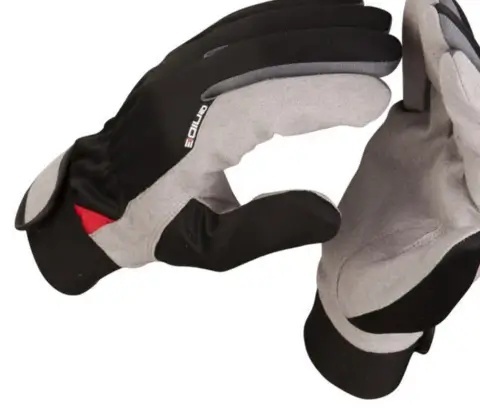 Model GUIDE 763 wykonano z przewiewnego poliestru i skóry syntetycznej dla maksymalnego komfortu.