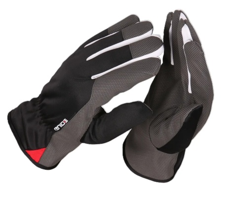 Polarowe podszycie zwiększa komfort cieplny w zimowych warunkach, wodoodporna powierzchnia.