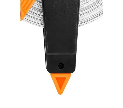 Końcówka taśmy NEO TOOLS z metalowym oczkiem do mocowania w ziemi.