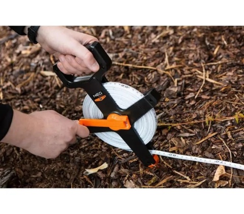 NEO TOOLS 68-051 – precyzyjna i trwała miara 50 m dla fachowców.