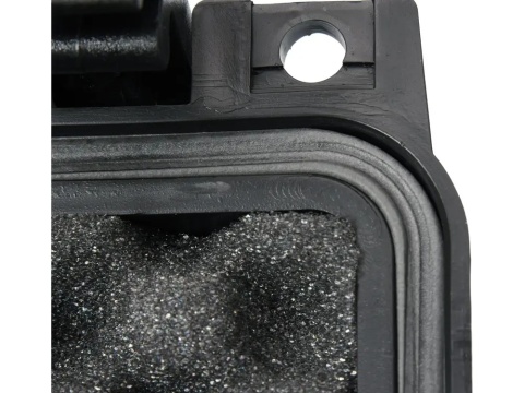 Wnętrze walizki YATO YT-08905 wypełnia gąbka do samodzielnego dopasowania.